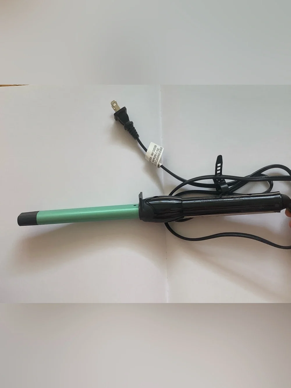 Boutique Salon 1" Mint Green Jade Ceramic Curling Wand - Picture 4 of 5